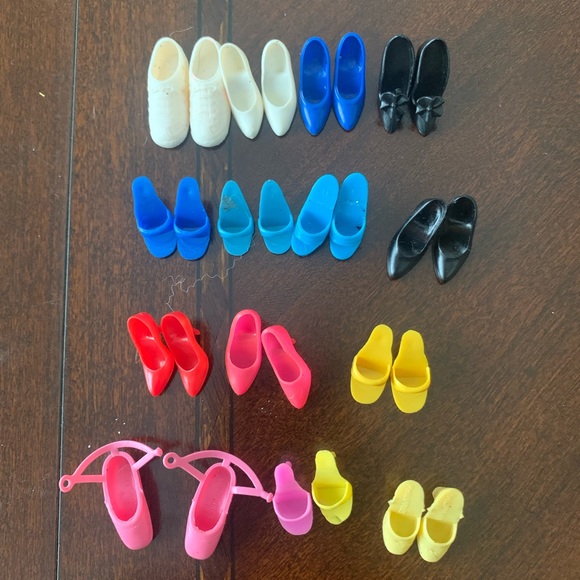 Vintage Lot of Barbie shoes - Picture 2 of 2